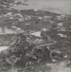 Vrakrester från ett tyskt flygplan på en bergssida. I dalen syns Lapplandia. Foto ur anonym serie från beredskapen i Norrland.