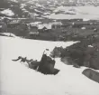 Vrakrester från ett tyskt flygplan. Foto ur anonym serie från beredskapen i Norrland.