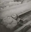 Skadad tysk transporteras på järnvägsspår. Foto ur anonym serie från beredskapen i Norrland.