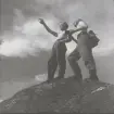 Två män på en fjälltopp. Foto ur anonym serie från beredskapen i Norrland.