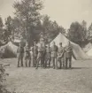 Tältläger med poserande soldater. Foto ur anonym serie från beredskapen i Norrland.