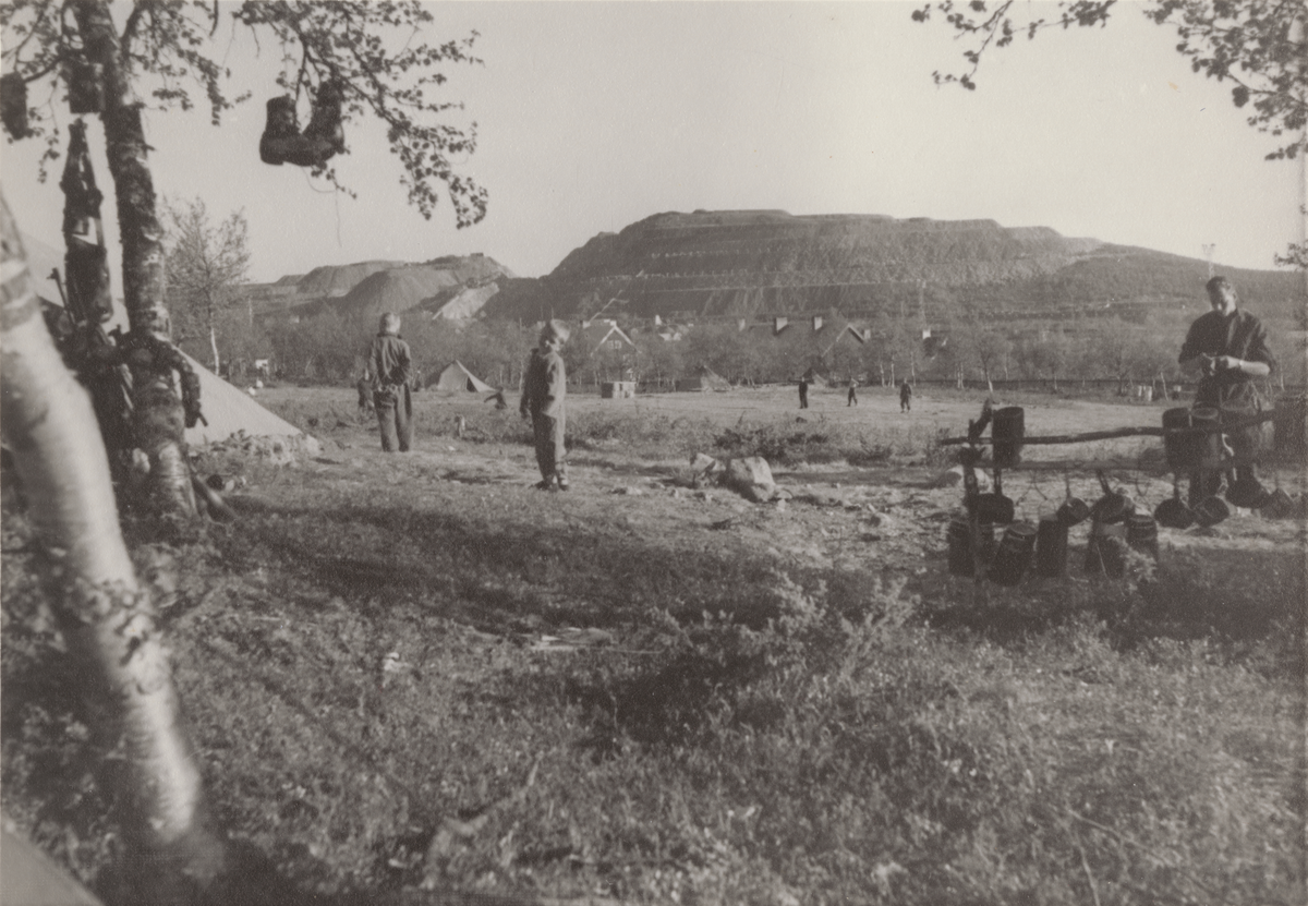 Köksredskap och kängor hänger på tork. Foto ur anonym serie från beredskapen i Norrland.