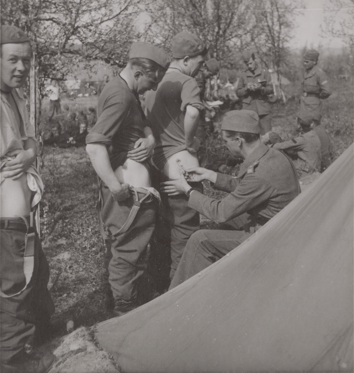 Värnpliktiga vaccineras. Foto ur anonym serie från beredskapen i Norrland.