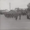 Andra skidlöparkompaniet paraderar på midsommardagen. Foto ur anonym serie från beredskapen i Norrland.