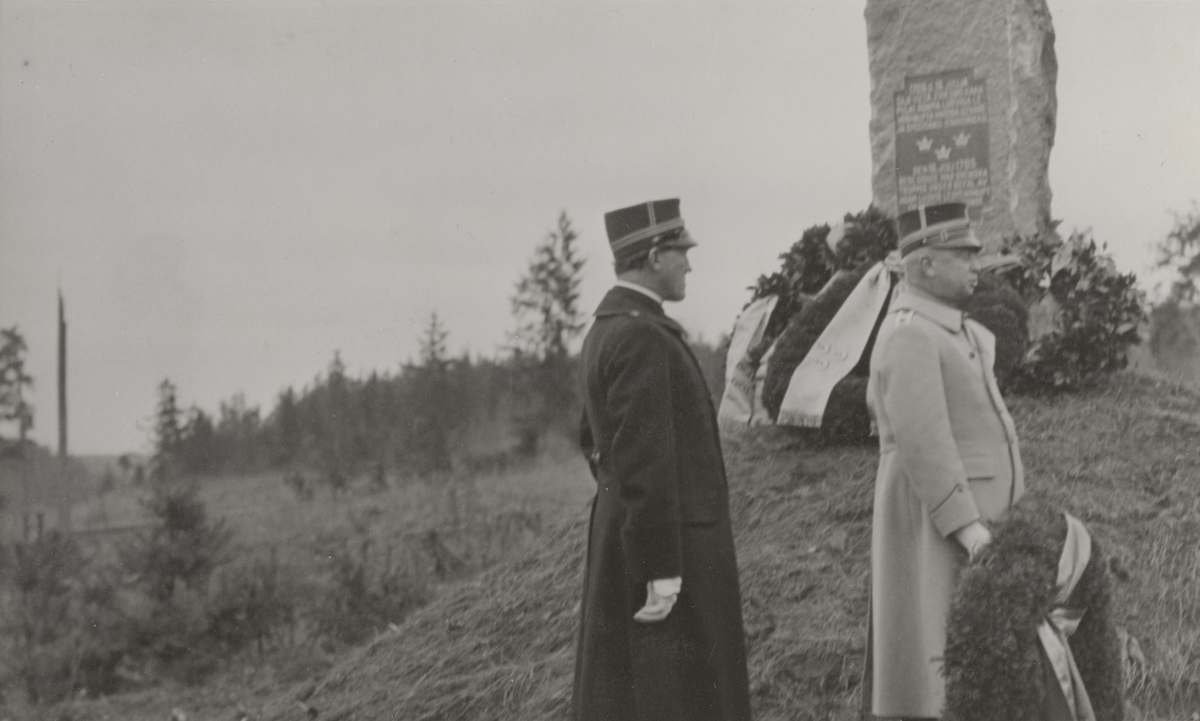 Major Theodor Jakobsson inför kransnedläggning vid minnessten i Gemänterhof.