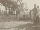 Infanteriskjutskolan Rosersberg, 2:a kursen 1911. Major Hedenberg siktar.