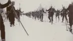 Vinterövningar på 1940-talet. Trupp på skidor längs en väg.