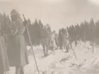 Vinterövningar på 1940-talet. Trupp på skidor rastar i skog.