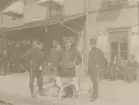Generalmönstring vid A 4 Östersund 1900, artillerister på järnvägsstationen i Bräcke.