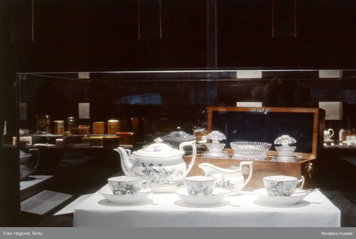 Dokumentation av utställningen Tedags vid Nordiska museet 7/10 1994 – 26/3 1995 .