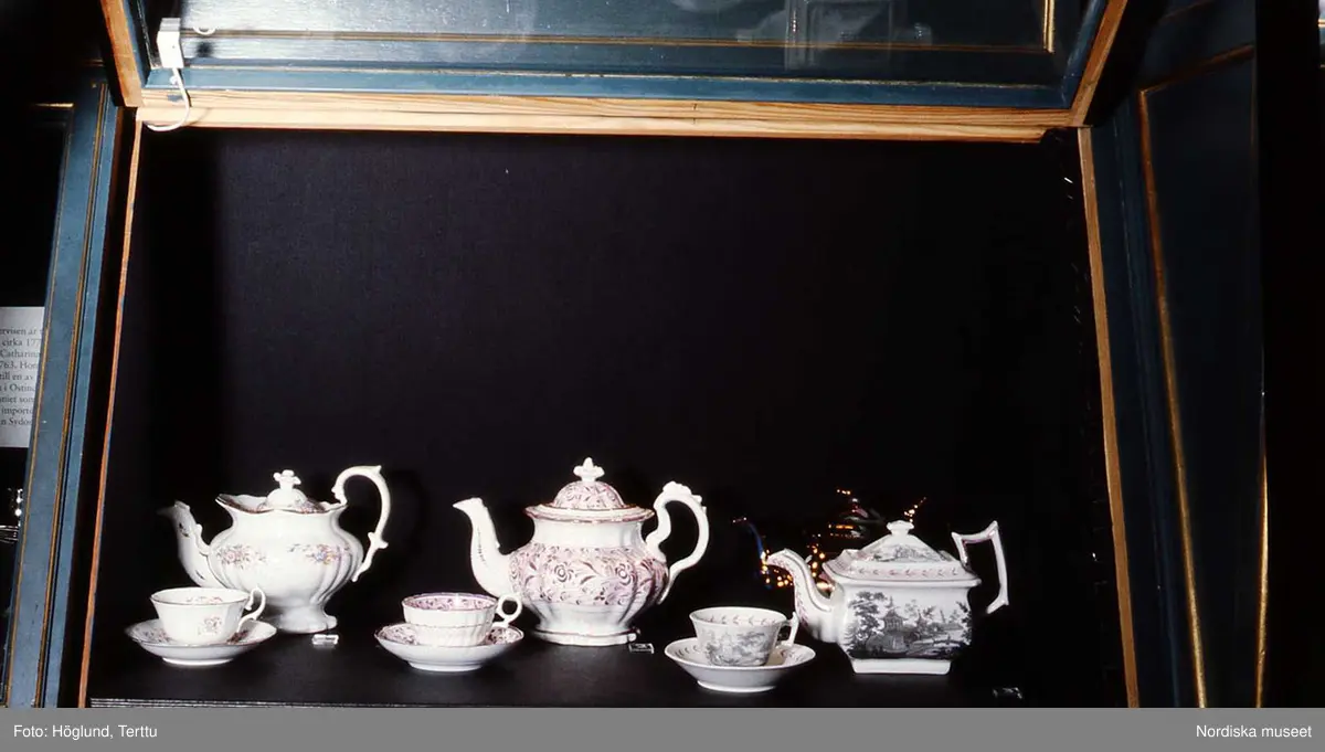 Dokumentation av utställningen Tedags vid Nordiska museet 7/10 1994 – 26/3 1995 .