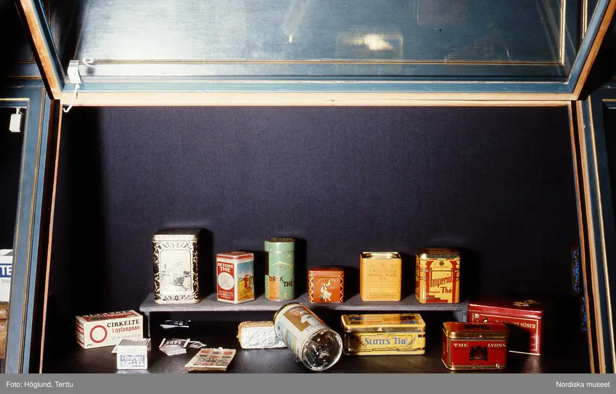Dokumentation av utställningen Tedags vid Nordiska museet 7/10 1994 – 26/3 1995 .