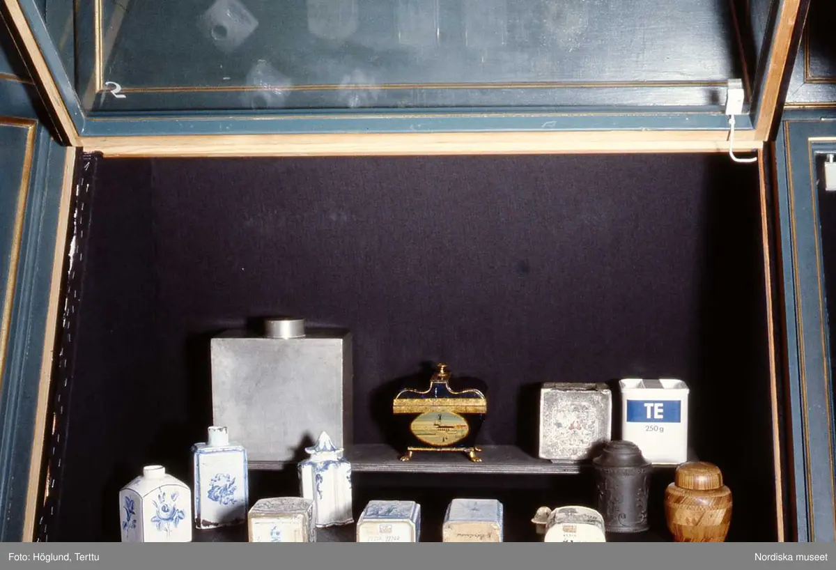 Dokumentation av utställningen Tedags vid Nordiska museet 7/10 1994 – 26/3 1995 .