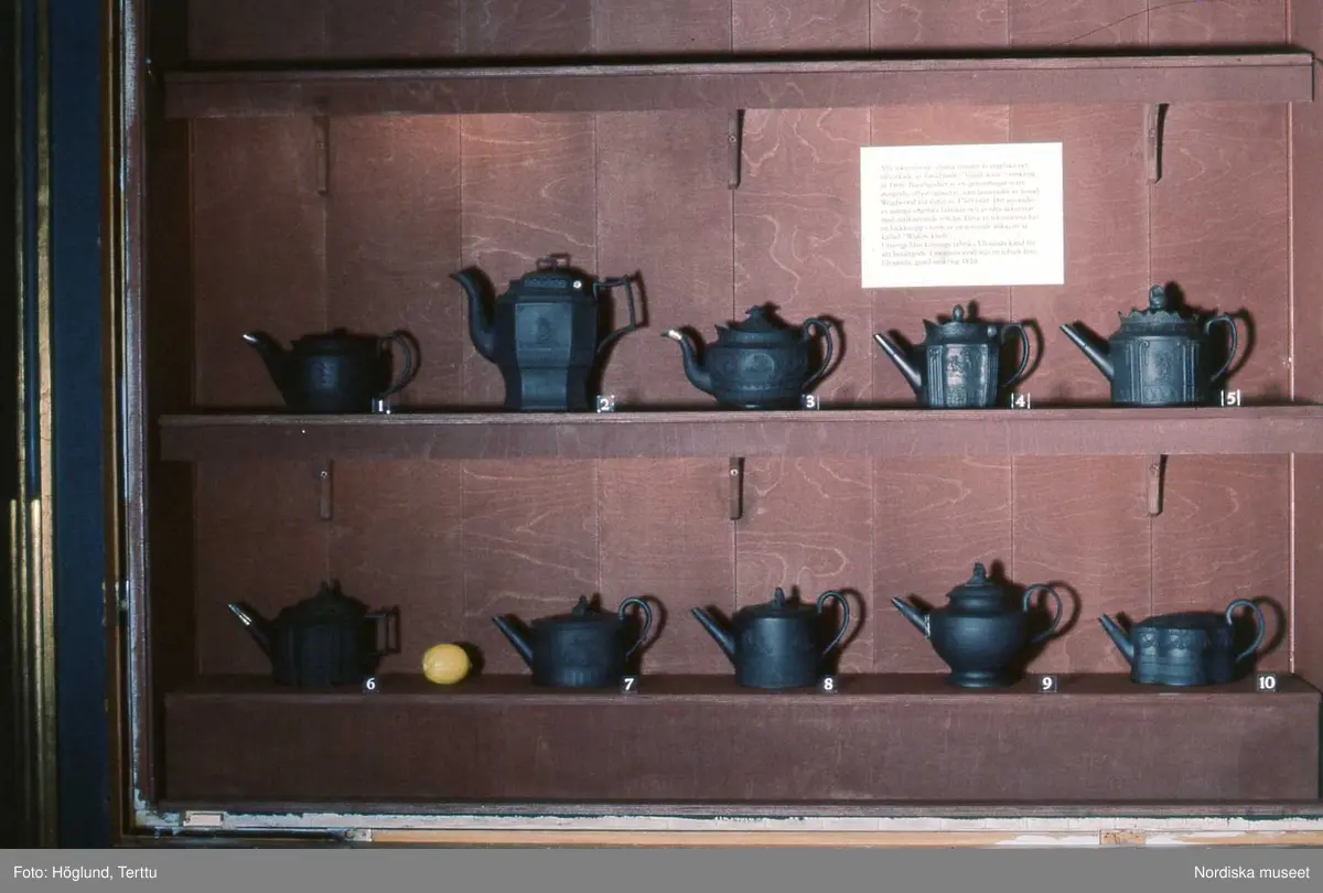 Dokumentation av utställningen Tedags vid Nordiska museet 7/10 1994 – 26/3 1995 .