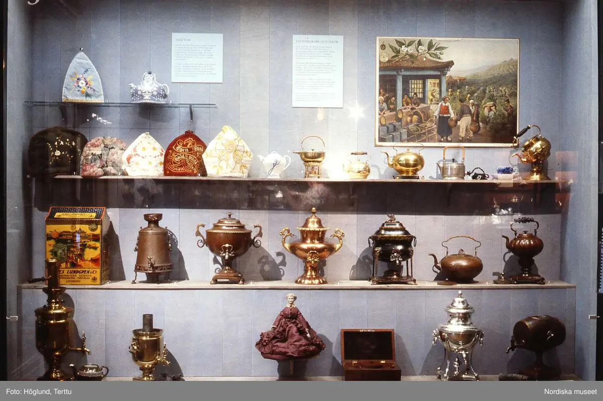 Dokumentation av utställningen Tedags vid Nordiska museet 7/10 1994 – 26/3 1995 .