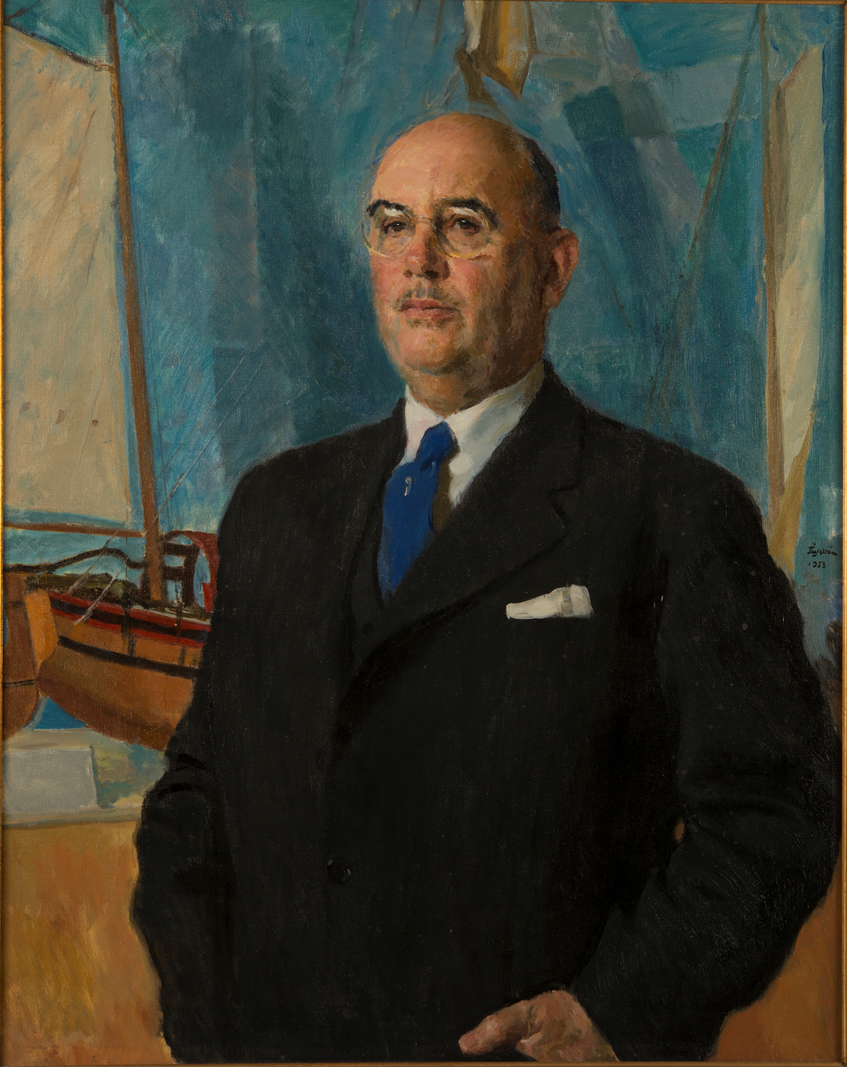 Porträtt i halvfigur, en face av museidirektör Gerhard Albe, iförd mörk kostym och blå slips. I bakgrunden ses en modell av CHEBECK.
Porträttet har tillkommit genom en insamling till museridirektör Gerhard Albes 60-årsdag den 5 januari 1954.