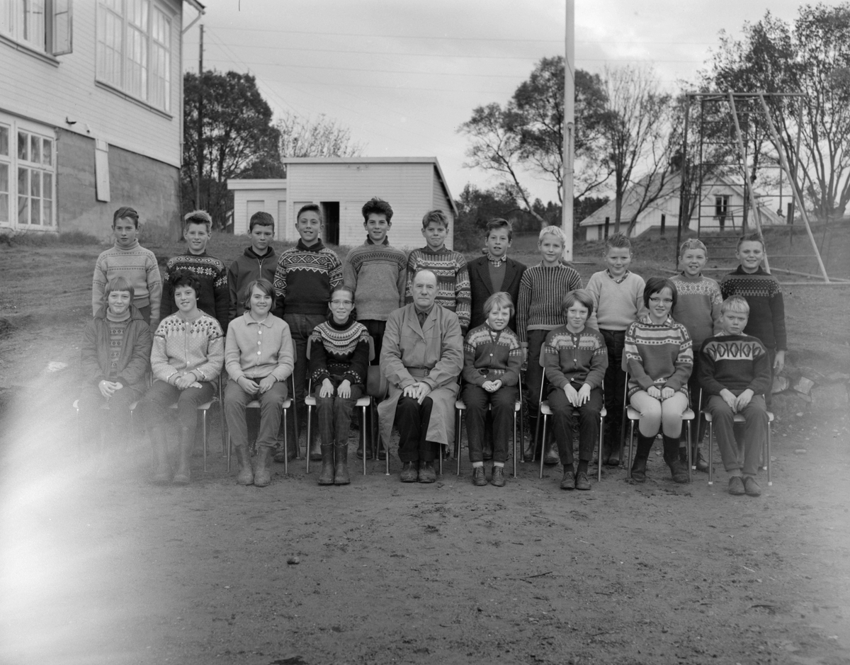 Klassefoto Bremsnes skole v/A. Sæthersbø. Fra fotoarkivet etter portrettfotograf Claus Monge. Museet overtok arkivet sommeren 2011. 