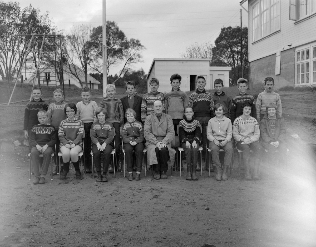 Klassefoto Bremsnes skole v/A. Sæthersbø. Fra fotoarkivet etter portrettfotograf Claus Monge. Museet overtok arkivet sommeren 2011. 