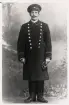 Fjärdingsman Axel Nilsson, Skatelöv, iförd kuskuniform.
Atelljéfoto från ca 1908, när Nilsson hade tillfällig tjänst som kusk på Sjöby herrgård, Skatelöv. 
Nilsson var sedan fjärdingsman för Skatelöv 1910-1947.