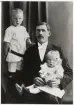 Poliskonstapel Johan Magnus Ljungberg, Vislanda, med två av hans barn, 1914.
Ateljéfoto.