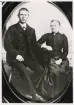 Blivande fjärdingsman Axel Spång, Vislanda, med hustrun Amanda, f. Johansdotter, 1892.
Helfigur, ateljéfoto.