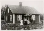 Fjärdingsman Axel Spång, Vislanda, med familj, ca 1914, utanför familjens bostad, Hullingsved Södratorp.