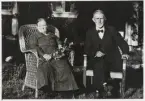 Fjärdingsman Axel Spång, Vislanda, med fru Amanda, ca 1931, utanför familjens bostad, Hullingsved Södratorp.