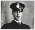 Poliskonstapel Erik Tollstern i uniform, ca 1932-35.
Bröstbild, halvprofil, ateljéfoto.