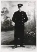 Poliskonstapel Erik Tollstern i full uniform, ca 1932-35.
Helfigur, ateljéfoto.
