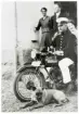 Axel Johansson, fjärdingsman i Växjö landsförsamling, på motorcykel, ca 1930.
Trol. fotograferad utanför hemmet, Villa Runa, Öster, Växjö. I bakgrunden skymtar fru och barn.