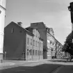 Parti av Drottninggatan i Linköping. Vy österut från gatans skärning med Repslagaregatan. Foto 1965.