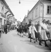 Kortege utmed Storgatan i Vadstena i samband med hembygdsfest 1937.