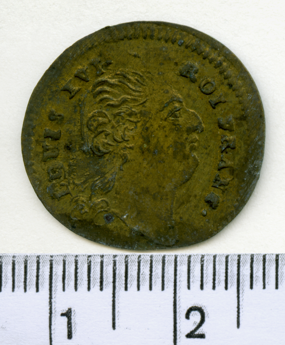 Räknepenning. Louis XVI, kung av Frankrike och Navarra 
1774–1792.

Dessa utgjorde viktiga hjälpmedel vid matematiska uträkningar. 
De utplacerades i viss ordning på ett räknebord, eller en räkneduk, för att kunna genomföra olika räkneoperationer, t.ex. något av de fyra räknesätten. 

Åtsida inskription: LOUIS XVI ROI FRANC.
Frånsida inskription: I. C. REICH REG. PFE