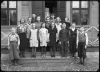 Grupporträtt. Skolbarn, Kyrkskolan, (Sundell), Kolbäck.
Ur Gustaf Åhmans samling.