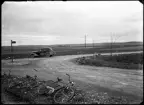 Bil och cyklar vid vägen. Landsfiskalen i Kolbäck (Andersson), Sörstafors.
Ur Gustaf Åhmans samling.