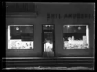 Exteriör av butik med skyltfönster, Emil Andersson, Kolbäck.
Ur Gustaf Åhmans samling.