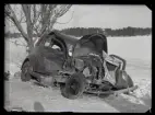 Krockskadad bil, Landsfiskal Andersson, Kolbäck, vid Munktorps station.
Ur Gustaf Åhmans samling.