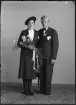 Bröllopsporträtt, brudpar. Henry Broström, Box 55, Kolbäck.
Ur Gustaf Åhmans samling.