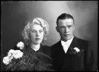 Grupporträtt. Brudpar, Åke Karlsson, Kolbäck.
Ur Gustaf Åhmans samling.