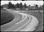 Bromsspår på väg. Landsfiskalen i Kolbäcks distrikt.
Ur Gustaf Åhmans samling.