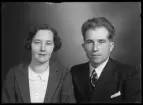 Grupporträtt, man och kvinna. Elov Flodström, Gränby, Kolbäck.
Ur Gustaf Åhmans samling.