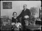 Grupporträtt, man och kvinna, 60-års foto. Fru Rådberg, Kolbäck.
Ur Gustaf Åhmans samling.