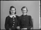 Grupporträtt, två personer. Gunborg Samuelsson, Kolbäck och  Elvy Samuelsson, Kolbäck.
Ur Gustaf Åhmans samling.