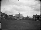 Tomtområde framför hus. Landsfiskal Gråberg, Kolbäcks distrikt, Tivoli, Hallstahammar.
Ur Gustaf Åhmans samling.