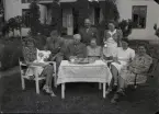 Grupporträtt. Fru Lundberg. Mölntorp, Kolbäck.
Ur Gustaf Åhmans samling.