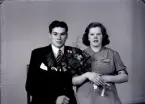 Grupporträtt, två personer. 
Sven Blom, Herrevad, Kolbäck.
Ur Gustaf Åhmans samling.