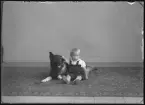 Flicka(Ann-Marie) och hund. Ur Gustaf Åhmans samling.
