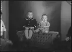 Grupporträtt, två barn. Gösta Pettersson. Ur Gustaf Åhmans samling.