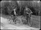 Två personer med cyklar. Axel Kreüger, Heleneborgsgatan 8C, 5tr, Stockholm.
Ur Gustaf Åhmans samling.