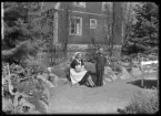 Grupporträtt i trädgård. K.E.V.
Ur Gustaf Åhmans samling.